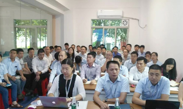 聚焦目的，，，，，，，全力以赴——2018年k1体育年中聚会圆满举行